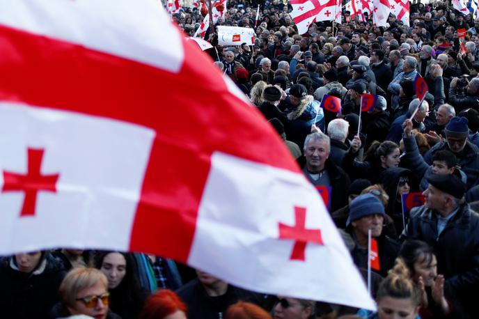 Gruzija | Z zastavami Gruzije in Evropske unije v rokah so se protestniki zbrali na aveniji pred parlamentom. "Tu sem, da protestiramo proti volilni prevari," je dejala ena od protestnic. | Foto Reuters