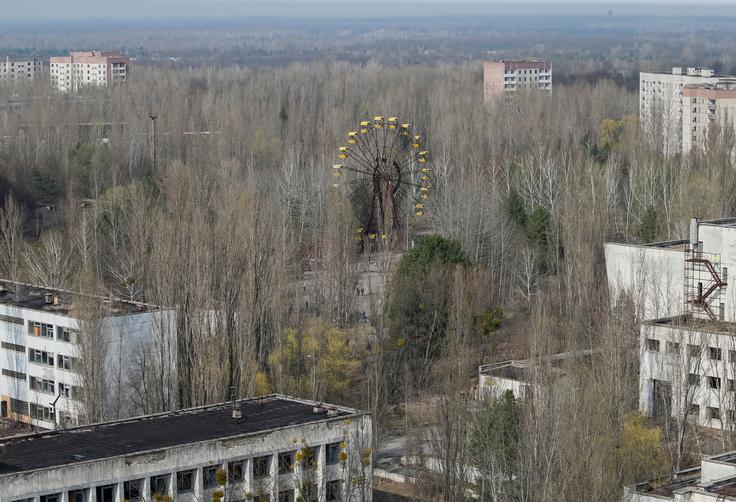 Černobilu najbližje mesto Pripjat se je po nesreči v jedrski elektrarni spremenilo v mesto duhov.  | Foto: Reuters