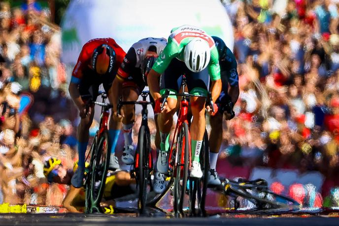 Primož Roglič, Vuelta22 | Primož Roglič je danes grdo padel v ciljnem sprintu. Tega je dobil Danec Mads Pedersen. | Foto Guliverimage