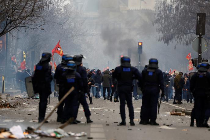 Pariz, protesti | V preteklosti je sicer že večkrat prekršil pravila glede uporabe orožja. Le nekaj dni pred petkovim napadom pa so ga izpustili iz pripora, kjer je bil zaradi suma, da je v Parizu z nožem ranil več migrantov. | Foto Reuters