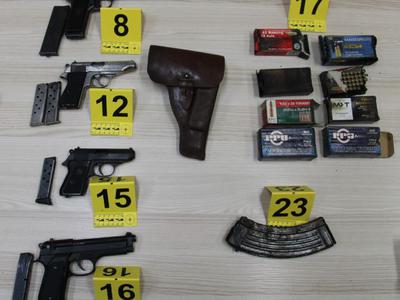 Starejši moški doma hranil več kosov orožja #foto