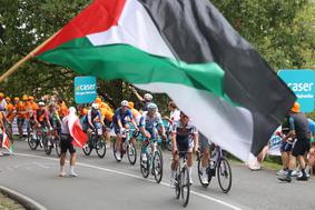 Novi protesti na Vuelti, zmagovalec skrajšane etape pa Egan Bernal #video