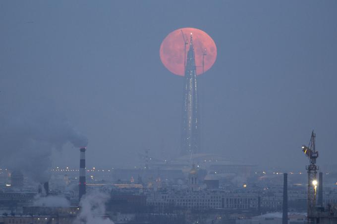 Superluna nad Sankt Peterburgom v Rusiji. Prebivalci tega dela Rusije so lahko opazovali delni lunin mrk, med katerim se je luna rahlo obarvala rdeče. Tisto "pravo" stvar bodo medtem lahko videli na vzhodu oziroma v azijskem delu Rusije. | Foto: Reuters