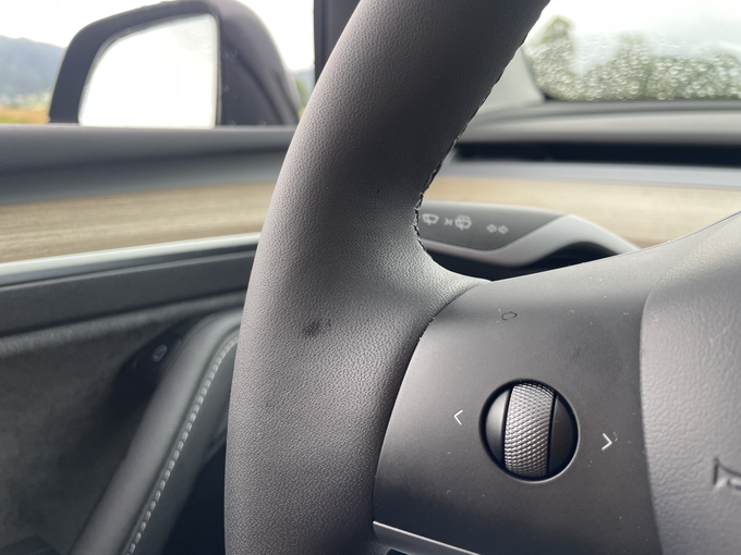 Volanski obroč ima le dva vrtljiva gumba, ki pa sta premična tudi levo-desno. Z njima je mogoče upravljati vse najpomembnejše funkcije v vozilu. | Foto: Gregor Pavšič