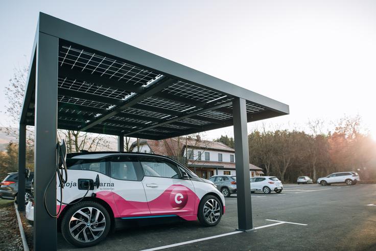 Tudi električen avtomobil je korak k bolj zeleni prihodnosti. Pa ste pomislili tudi na zeleno, sončno polnilnico? | Foto: 