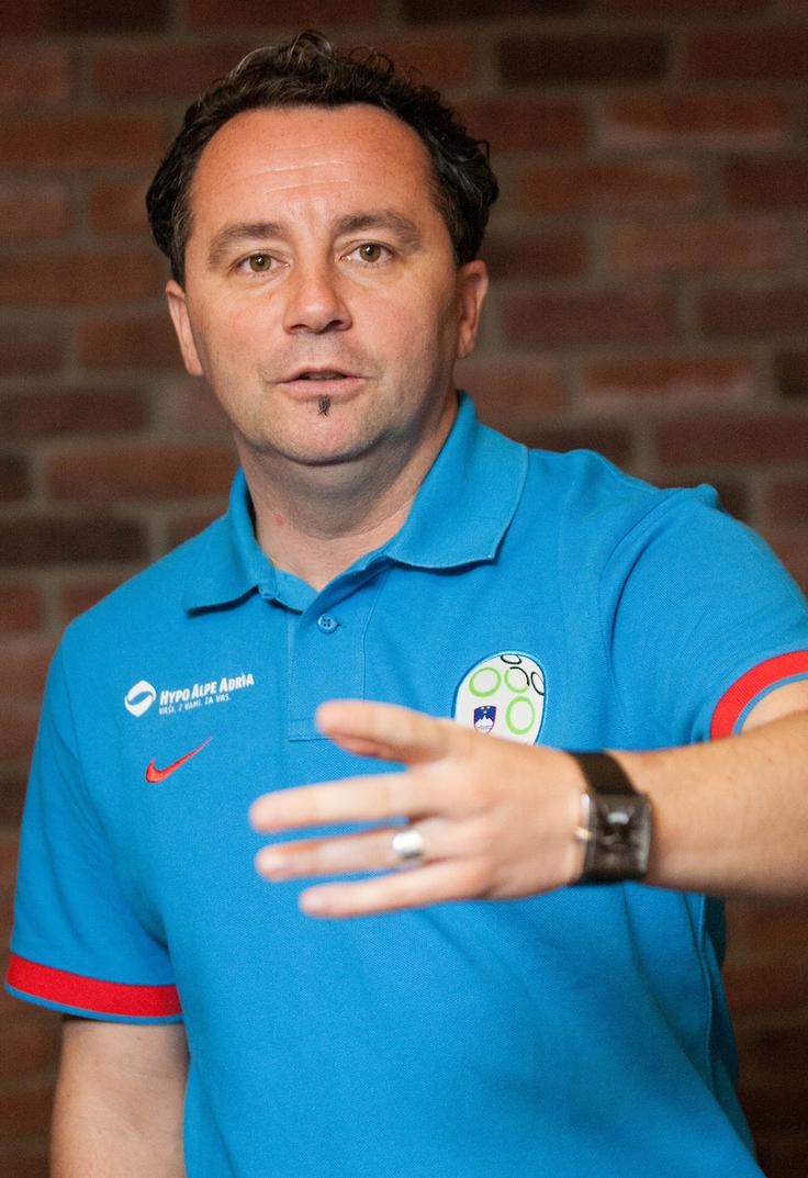 Slaviša Stojanović je zadnjo kvalifikacijsko tekmo Slovenije v karieri vodil prav proti zasedbi Giannija De Biasija. | Foto: Vid Ponikvar