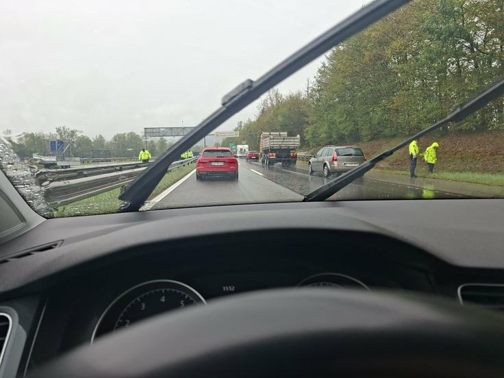 Pregrade, ki delijo avtocesto, so dolge več deset metrov, pravi bralka, ki nam je posredovala fotografije. | Foto: bralka