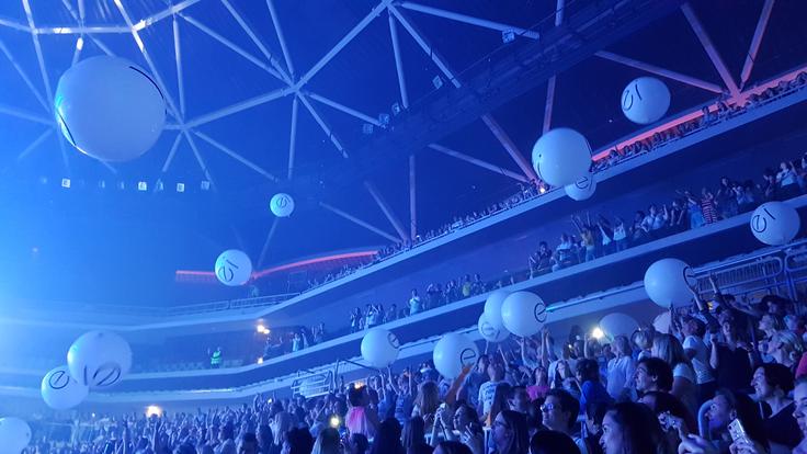 enrique iglesias Vsak si je želel enega od velikih balonov, a ujeli so jih lahko le redki srečneži. | Foto: Metka Prezelj