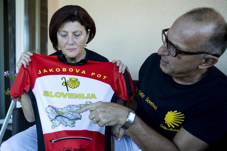 Franc Štefanič Večina članov društva ima enake drese s simboli Jakobove poti, zemljevidom Slovenije, na katerem so označene tri slovenske poti (četrto bodo najverjetneje še dodali) in Camino, ki je prepoznaven tudi med tujci. | Foto: Ana Kovač