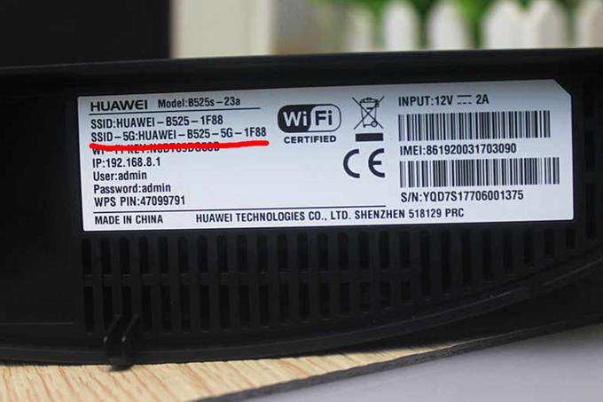 Takole sta različni imeni 2.4-gigaherčnega in 5-gigaherčnega brezžičnega omrežja označeni na enem od usmerjevalnikov proizvajalca Huawei, ki ga naročnikom v uporabo daje tudi eden od slovenskih telekomunikacijskih operaterjev. Prav ta usmerjevalnik, model B525s-23a, je v eni od večjih slovenskih skupin nasprotnikov omrežja 5G znova povzročil zmedo. Gre sicer za napravo, ki domačega brezžičnega interneta ne razdeljuje prek kabelske povezave ali optike, temveč prek mobilnega omrežja 4G, kar je navedeno tudi na spletni strani proizvajalca.  | Foto: Aliexpress