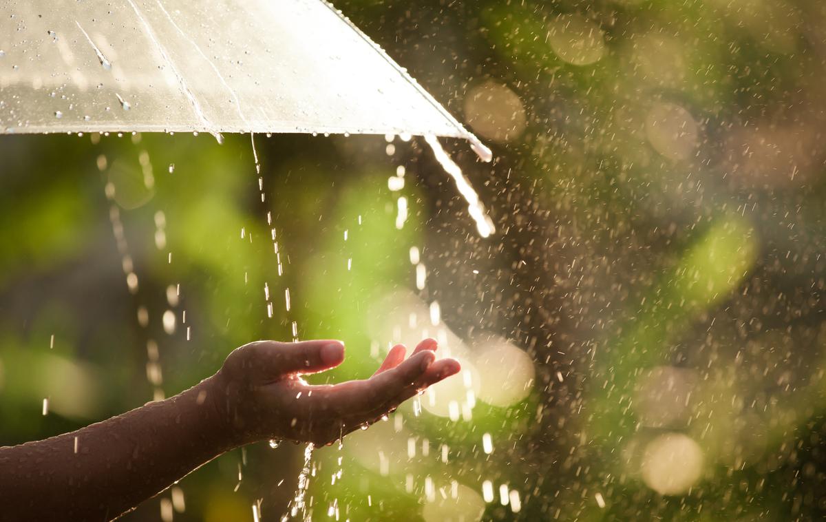 Dež | Po sončnem dopoldnevu nas popoldne čakajo padavine. | Foto Getty Images