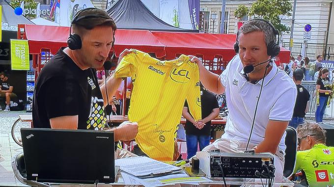 Na dirki L'Etape Slovenia je Kevin Quiniou, menedžer kolesarskih dirk L'etape by Tour de France, Planetu predal podpisano rumeno majico Jonasa Vingegaarda za dobrodelno dražbo. | Foto: Planet TV