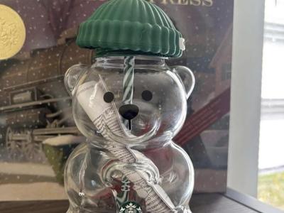 Kaos ob lansiranju praznične skodelice Bearista: Starbucks se opravičil
