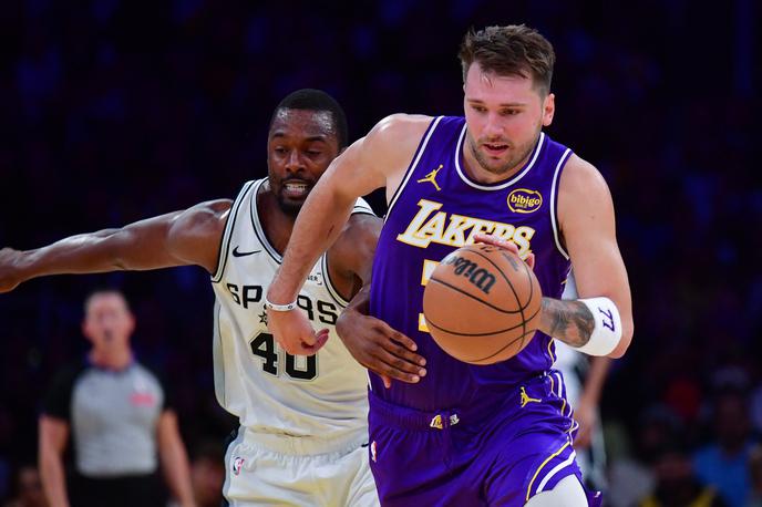 Luka Dončić | Luka Dončić se je z moštvenimi kolegi pri Los Angeles Lakersih veselil pete zaporedne zmage. A brez drame ni šlo. | Foto Reuters