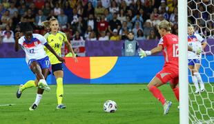 Italijanke v polfinale z golom v 90. minuti, Angležinje v sedmi seriji 11-metrovk