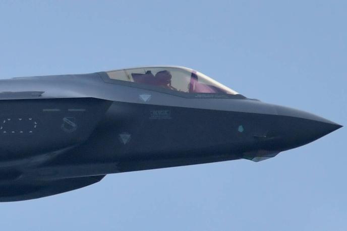 F-35 | V javnost curljajo informacije o veliki verjetnosti, da bodo ZDA v bližnji prihodnosti napadle Iran. Je vojna res tik pred vrati ali so te informacije oblika pritiska na Iran, da bi ta popustil ameriškim zahtevam? Na fotografiji: ameriški bojni lovec F-35. | Foto Guliverimage