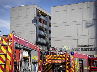 V medgeneracijskem centru požar izbruhnil na štirih lokacijah. Za gasilci eno najzahtevnejših reševanj. #foto #video