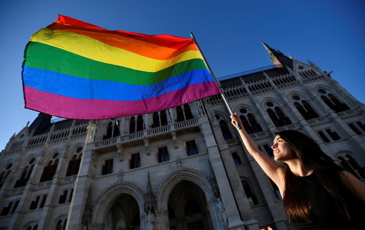 protesti madžarska LGBT | S predlaganimi rešitvami se v skladu z odločitvami ustavnega sodišča po pojasnilih vlade zagotavlja nediskriminatorna obravnava partnerskih razmerij raznospolnih in istospolnih partnerjev pri opredelitvi zakonske zveze. Enaka obravnava se ureja tudi za partnerje, ki niso sklenili zakonske zveze in živijo v zunajzakonski skupnosti. | Foto Reuters