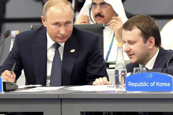 Vladimir Putin je Maxima Oreškina med drugim vzel s seboj na nedavni obisk Irana, kar je še en dokaz, da 40-letni ekonomist uživa posebno zaupanje ruskega predsednika. Ta fotografija je sicer nastala leta 2018 na vrhu G20 v Argentini, ki se ga je Oreškin v družbi Putina udeležil še kot ruski minister za gospodarski razvoj. | Foto: AP / Guliverimage