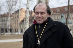 V tekmo za predsednika vstopa tudi duhovnik