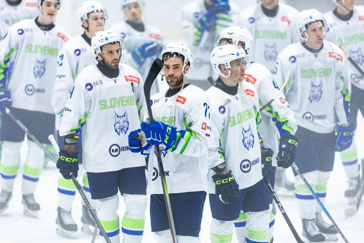 slovenska hokejska reprezentanca : Poljska, Žan Jezovšek (na sredini) | Foto: Jure Banfi
