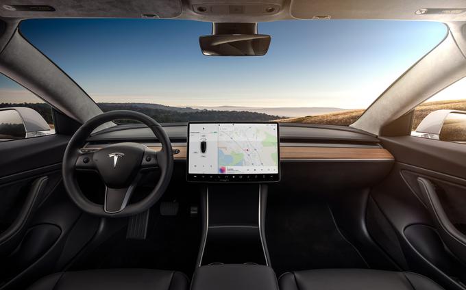 Vsi kontrolni gumbi so skriti na 15-palčni digitalni zaslon, izjema sta le dva majhna fizična gumba na volanskem obroču. Na vzvratnem ogledalu je tudi kamera, ki snema voznika in bo nudila podporo poznejši evoluciji sistema Autopilot. Ta kamera za zdaj še ne deluje. | Foto: Tesla