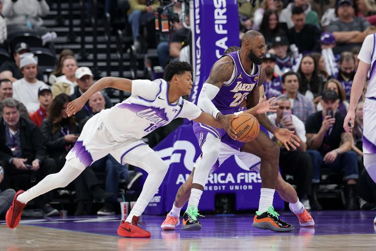 LeBron James je proti Utahu dosegel 28 točk in 10 asistenc, na parketu pa občudoval čarovnije slovenskega soigralca. | Foto: Reuters