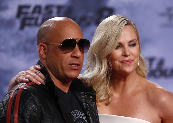 Tako sta na premieri zadnjega filma Hitri in drzni na rdeči preprogi pozirala Vin Diesel in južnoafričanka Charlize Theron. | Foto: Reuters