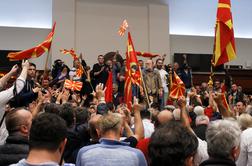 V makedonski parlament vdrli nasilni protestniki #foto #video