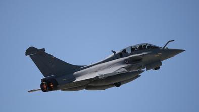 Prvič v zgodovini sestreljen francoski vojaški lovec rafale #vŽivo