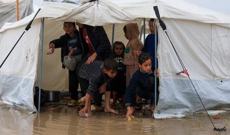 V razdejani Gazi med neurjem umrlo več ljudi