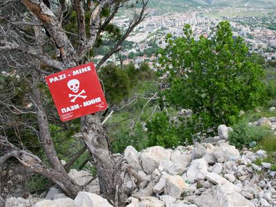 Tragedija v BiH: Najstnik stopil na mino in umrl