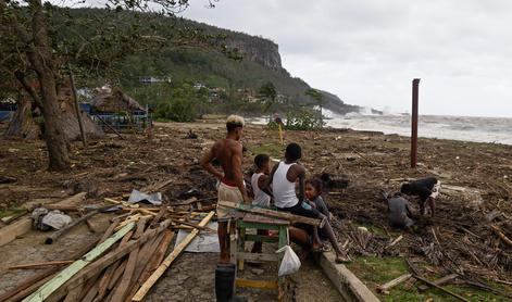 Orkan Melissa povzročil več deset smrti in ogromno škodo #video