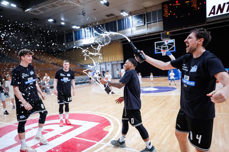 Ilirija slavi zgodovinski uspeh. | Foto: Aleš Fevžer