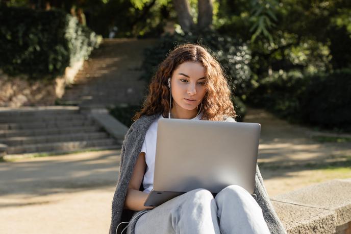 digitalni nomad | Digitalizacija in povezanost omogočata, da svoje delo lahko opravljamo kjerkoli, če je le dostop do mobilnega, stacionarnega širokopasovnega ali brezžičnega omrežja.  | Foto Shutterstock