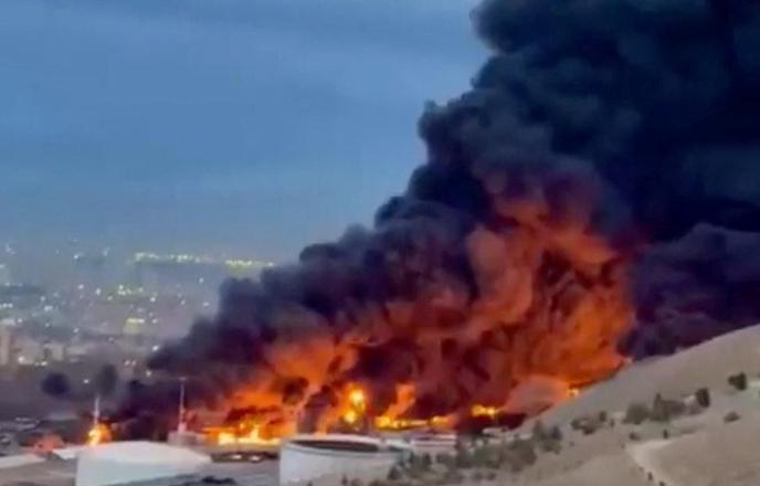 V Teheranu pada črni dež #vŽivo