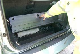 Sme policist brskati po prtljažniku?