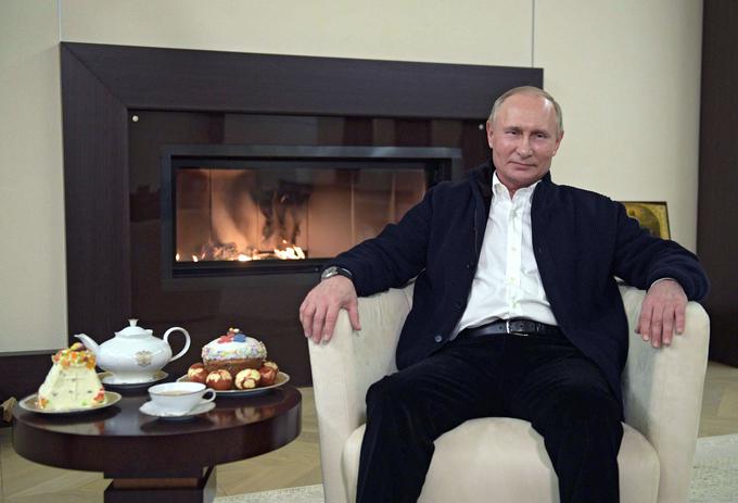 Ruski predsednik Vladimir Putin je vernikom v videonagovoru dejal, da bo z božjo pomočjo vse spet v redu. | Foto: Reuters