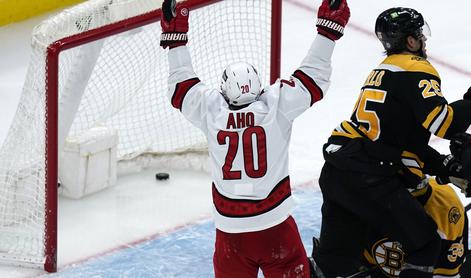 Carolina se je znesla nad Bostonom, derbi večera vodilnemu Coloradu