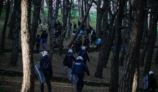 Grška policija ponoči aretirala več deset prebežnikov #video