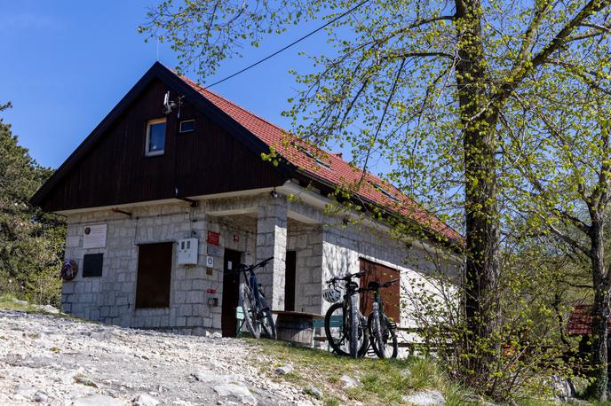 pohod čez Črne hribe na Trstelj | Tik pod vrhom Trstelja je planinski dom, kjer vas ob koncih tedna pogosti Boštjan Božič. | Foto Matej Podgoršek