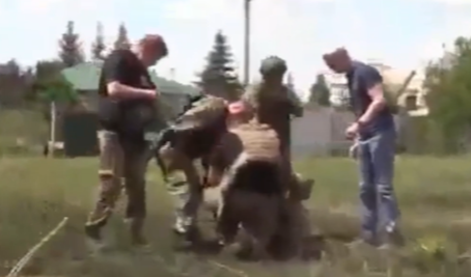 Kamera ujela grozljivo napako ruskega vojaka #video