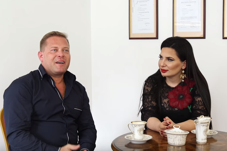 Kari Wahlroos in samooklicana "kriptokraljica" Ruja Ignatova, prvi obraz OneCoina, med intervjujem maja 2016. Wahlroos naj bi bil eden zadnjih, ki so videli Rujo Ignatovo, preden je ta jeseni leta 2017 izginila iz javnega življenja.  | Foto: YouTube / Posnetek zaslona