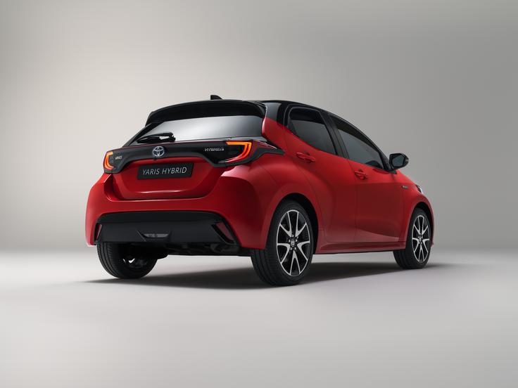 Avtomobil je pol centimetra krajši od predhodnika, ima pet centimetrov daljšo medosno razdaljo, šest centimetrov širša koloteka, celoten avtomobil pa je širši za pet centimetrov. | Foto: Toyota