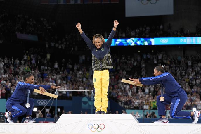 Rebecca Andrede | Brazilka Rebecca Andrade je v Parizu vendarle osvojila zlato medaljo. Za dosežek sta se ji poklonili tudi Američanki Simone Biles in Jordan Chiles.    | Foto Guliverimage