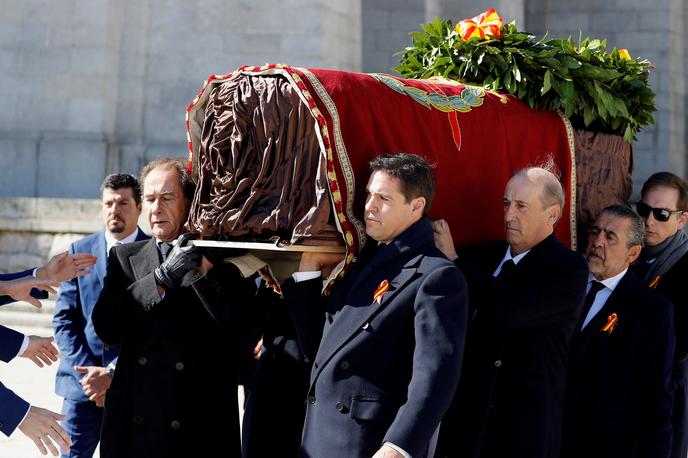 Prekop Francovih posmrtnih ostankov | Štirje Francovi sorodniki so krsto z njegovim balzamiranim truplom odnesli iz mavzoleja v vozilo, to jo je nato prepeljalo do helikopterja. | Foto Reuters