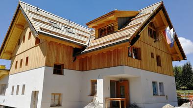 Prenovljena koča na Uskovnici je odprla svoja vrata: oglejte si njeno notranjost