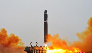 Izvoz balističnih raket iz Severne Koreje v Rusijo obsoja tudi Slovenija