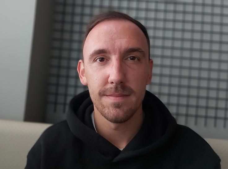 Ruski nogomet je po vojaškem napadu Rusije na Ukrajino izgubil stik z Evropo. ''Rusija je s tem ogromno izgubila, po svoje pa tudi Evropa. Saj vemo, komu vse je bil Gazprom sponzor. Ne bi se spuščal v to, zakaj je vojna. Upam le, da se čimprej konča, ker ni še nikoli nobena vojna prinesla komu kaj dobrega. Zase lahko povem, da nismo imeli igralci nikoli težave v Rusiji. Nikoli nismo čutili, da bo kdaj prišlo do vojne. To je bila višja sila. Na politiko se ne spoznam, upam le, da se vse vrne v normalo. Da se sprosti to tržišče in lahko Rusi igrajo v Evropi. Pa da lahko tudi Ukrajinci, Šahtar in Dinamo Kijev sta velikana, igrajo doma. Potrebujemo močna prvenstva v Rusiji in Ukrajini. Nogomet kot šport združuje ljudi. Šport za razliko od politike ni bil nikoli težava ali ovira. Vedno sem se družil z vsemi športniki, ne glede na to, od kod so bili. Športniki smo vsi isti.'' | Foto: R. P.