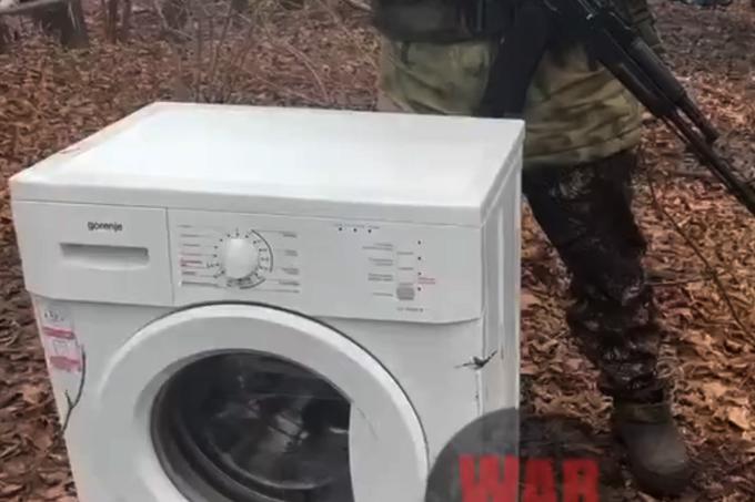 Ruski vojaki pralne stroje na bojišču v Ukrajini, ki jih, to je pokazalo že več videoposnetkov dronov in varnostnih kamer, plenijo tudi po ukrajinskih domovih, uporabljajo za pranje oblačil kar na fronti, pri čemer si pomagajo z dizelskimi generatorji in improvizirano vodno napeljavo, pojavljajo pa se tudi domneve, da si jih prizadevajo pretovoriti nazaj v domovino. Mnogi mobilizirani ruski vojaki namreč prihajajo iz revnejših predelov Rusije, kjer lastništvo pralnega stroja še vedno velja za luksuz.  | Foto: Telegram / WarGonzo